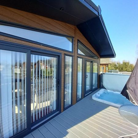 Penny Lodge With Hot Tub Malton Exterior foto